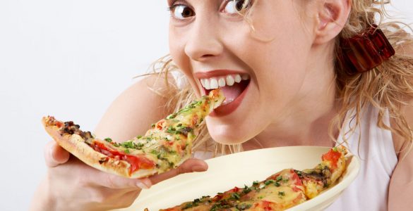 בחורה אוכלת משולש פיצה